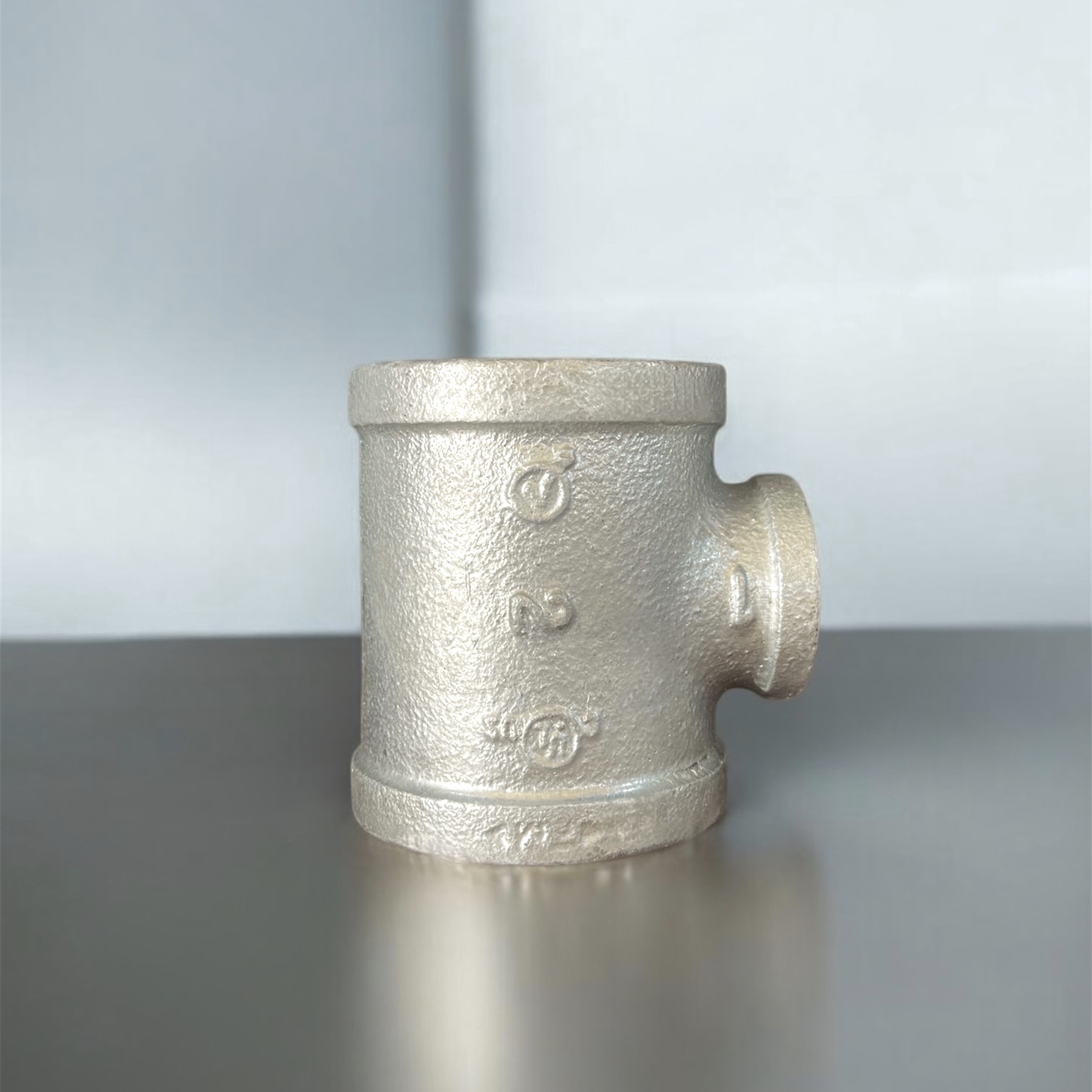 Threaded reducing tee